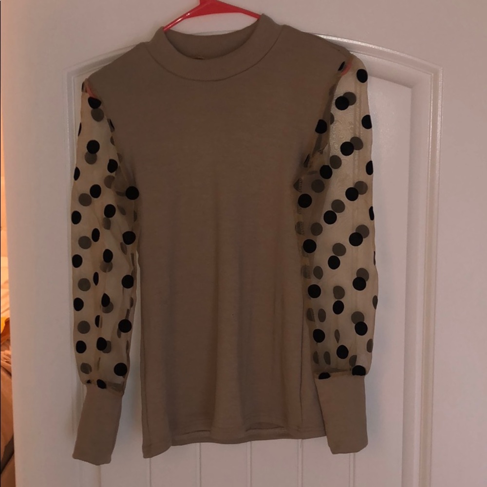 Cute and fitted polka dot top!